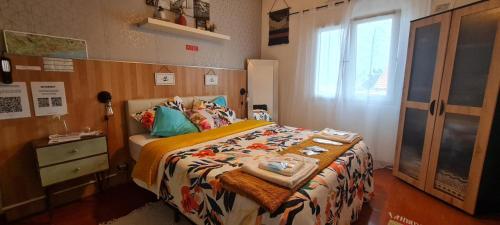 蓬塔德尔加达Cozy apartment close to airport的一间卧室设有一张床和一个窗口
