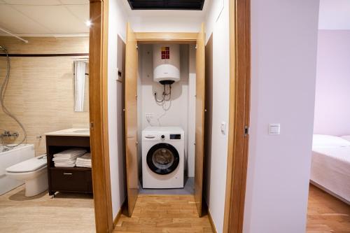 卡斯特利翁-德拉普拉纳Castellon Ribalta Apartments - Parking disponible的一间带洗衣机和烘干机的浴室