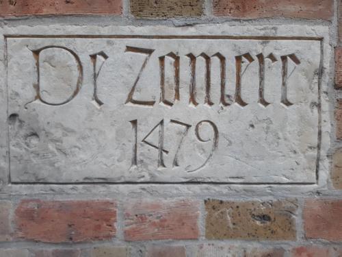 布鲁日De Zomere B&B的砖墙边的石牌