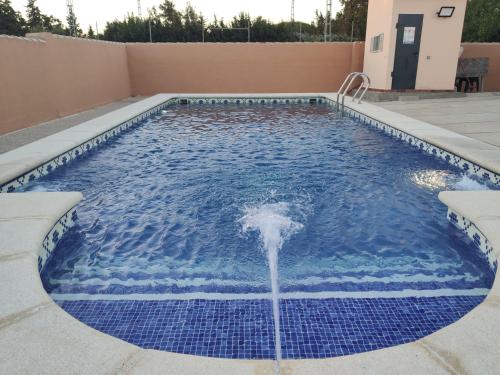 奇克拉纳－德拉弗龙特拉Casa Rural Asgard的后院的喷泉游泳池