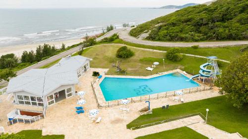 拉古纳Samba Laguna Tourist Hotel的享有房子和游泳池的空中景致