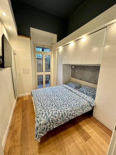 都灵Casa Digione - vicino metro的一间卧室配有一张带蓝色棉被的床