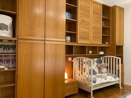 格罗塞托Thesan Lodge, chic & modern design apartment的木架房间内的婴儿床