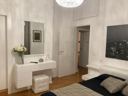 格罗塞托Thesan Lodge, chic & modern design apartment的一间卧室配有床、水槽和镜子