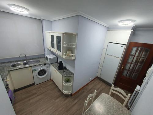 维戈Apartamento Turístico Menéndez Pelayo -Vigo的小型浴室设有洗衣机和水槽。