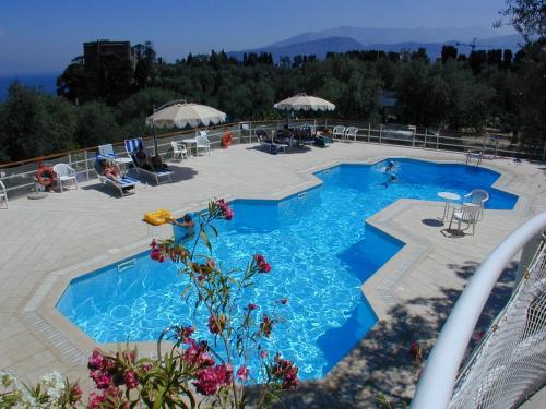 索伦托奈弗勒酒店的度假村内的一个蓝色海水游泳池