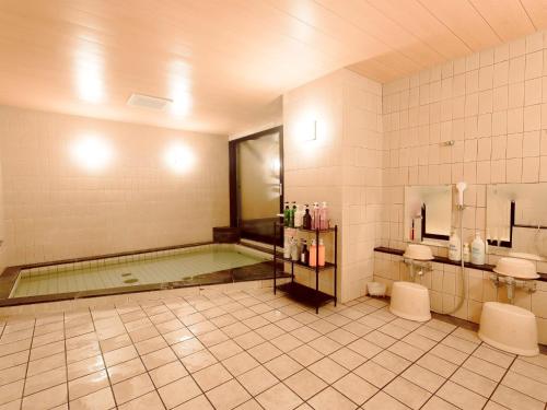 ChikuniApprising hotels GranJam Tsugaike - Vacation STAY 77381v的一间带两个卫生间和游泳池的浴室
