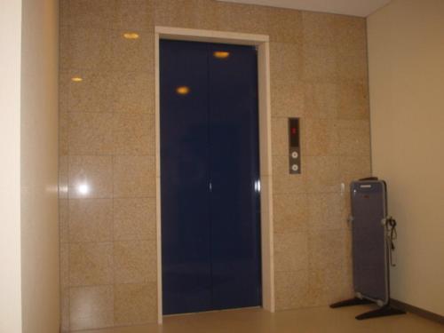 FukuroiCosmo Inn - Vacation STAY 42006v的一间铺有瓷砖的客房内的蓝色门