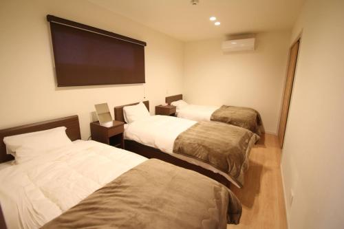 KikuyoAirport Kikuyo Forest - Vacation STAY 14128的客房设有两张床和一台平面电视。