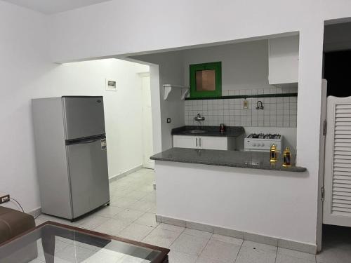 沙姆沙伊赫Apartment in the City Center Neama Bay and free Wi-Fi的厨房配有冰箱和台面