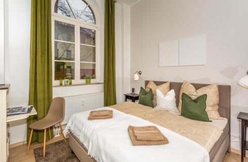 马克兰斯泰特Apartment Westend的一间卧室配有一张绿色的大床