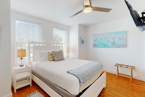 阿兰瑟斯港Mapacebo的白色卧室配有床和吊扇