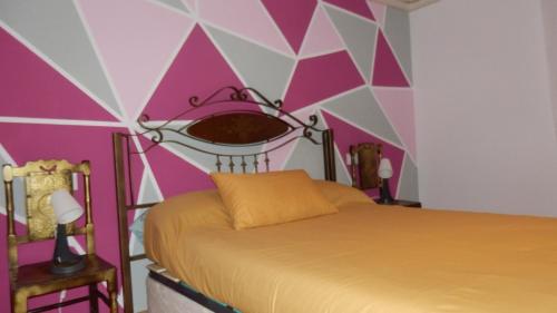 阿卡斯THE QUEEN的一间卧室设有一张床和几何墙