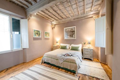 佛罗伦萨Borgo Signature Rooms的一间卧室设有一张大床和两个窗户。
