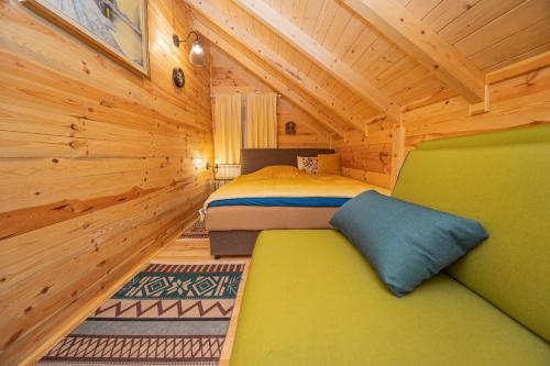 科拉欣Rustic house的小木屋内一间卧室,配有一张床
