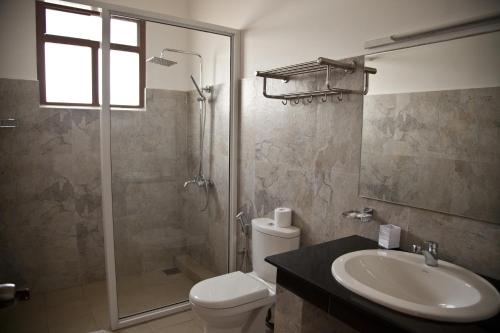 阿鲁甘湾维斯塔湾酒店的带淋浴、卫生间和盥洗盆的浴室