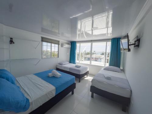 圣安德烈斯Apartamentos Chalet del Mar的一间卧室设有两张床和窗户。