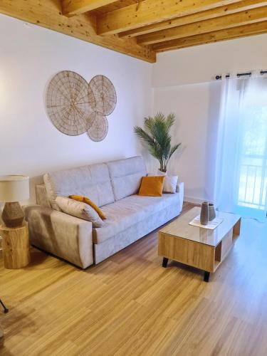 阿罗约弗里奥Duplex El Refugio de La Bolera的客厅配有沙发和桌子