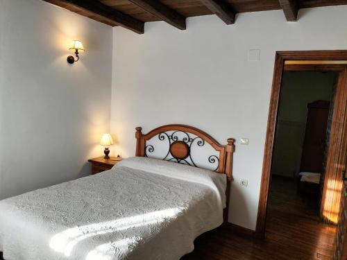 维拉卡扎蒂瑟加Don Camino Low Cost的一间卧室配有一张床和镜子
