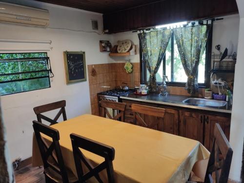 蒂格雷Casita Casa con parque, estacionamiento y pileta en Tigre的厨房配有桌子和水槽