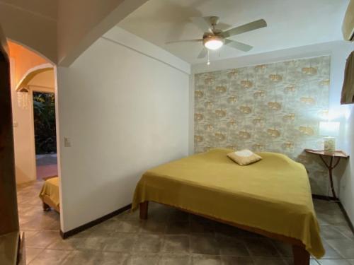 萨玛拉Casa Maiana的一间卧室配有一张床和吊扇