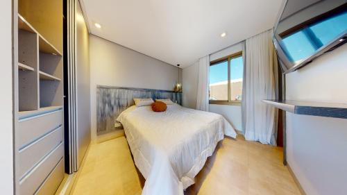 查克拉斯德科里亚Liniers Green Apartments的一间带床和电视的小卧室