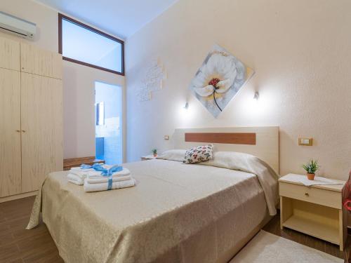 卡利亚里Il Borgo的一间卧室配有带毛巾的床