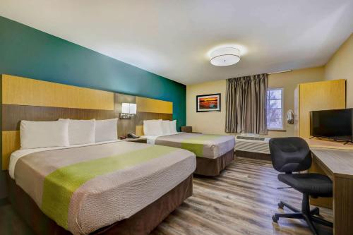雷内克萨郊区长住酒店的酒店客房配有两张床和一张书桌