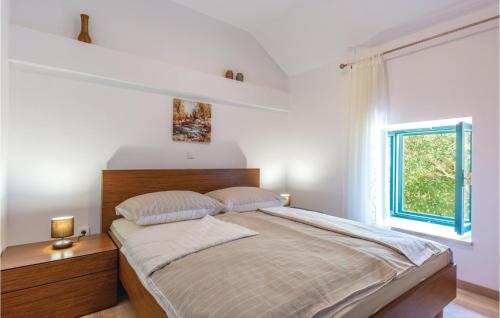 Otok4 Bedroom Cozy Home In Otok的一间卧室设有一张大床和窗户