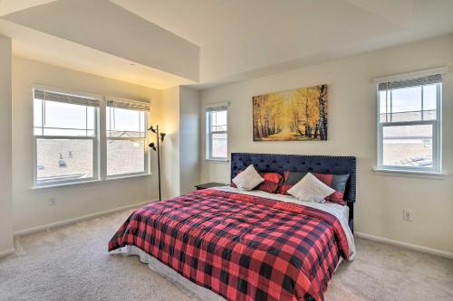 柯林斯堡Fort Collins Vacation Rental 3 Mi to Old Town的一间卧室配有一张带铺着平底毯的床