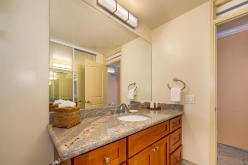 拉海纳Napili Shores Maui by OUTRIGGER - No Resort & Housekeeping Fees的一间带水槽和大镜子的浴室