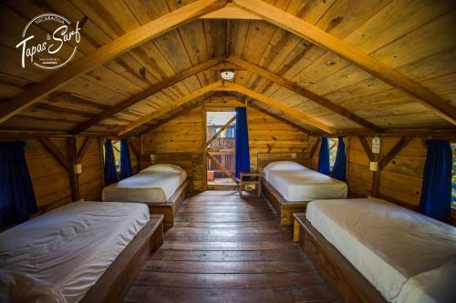 PetacaltepeTapas & Surf的小木屋内带三张床的客房