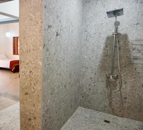 金斯敦Gordon Town Kotch的带淋浴的浴室和玻璃门