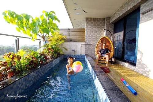 五结宜兰耘心田渡假会馆的两人坐在房子的游泳池里