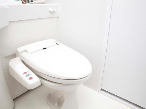 舞鹤市Hotel Route Inn Kyoto Maizuru -Nishi Maizuru Ekimae-的浴室设有白色的卫生间和镜子