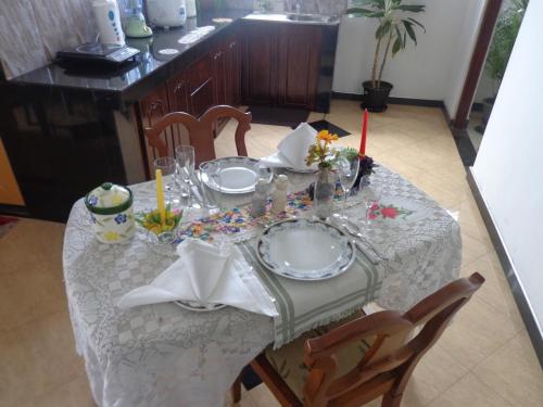 卡卢特勒Asoka Resident Kalutara的一张桌子,上面有白色的桌布,上面有盘子