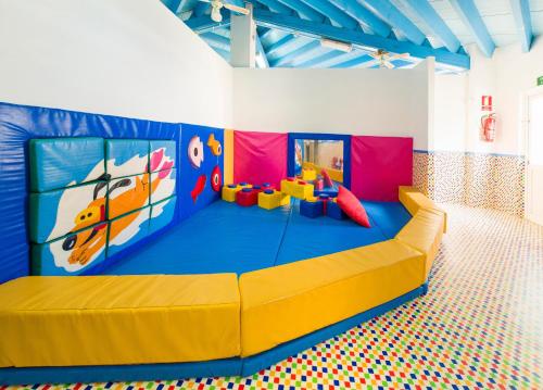 圣安东尼奥湾Coral Star Apartments的一间游戏室,里面设有一张黄色的大床