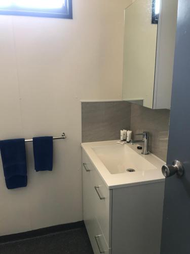 布鲁姆布鲁姆度假酒店的浴室设有白色水槽和镜子