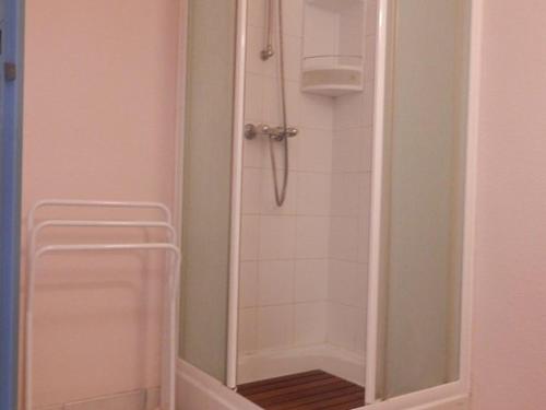 布科·莱斯白老城Appartement Vieux-Boucau-les-Bains, 2 pièces, 4 personnes - FR-1-379-74的浴室里设有玻璃门淋浴