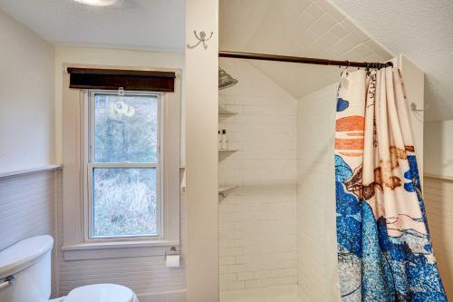 索格蒂斯Saugerties Home 3 Decks and Hudson River View的带淋浴、卫生间和窗户的浴室