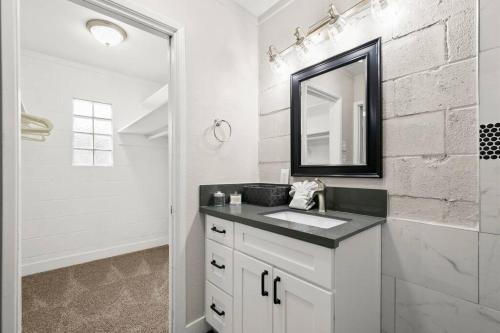 拉斯维加斯Elsie House *great family spot*的白色的浴室设有水槽和镜子