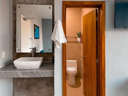 圣布拉斯Kavalá的一间带水槽和卫生间的浴室