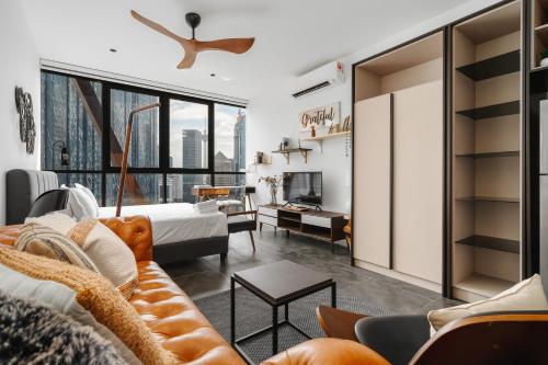 吉隆坡Scarletz KLCC Apartments by soulasia的客厅配有沙发和1张床