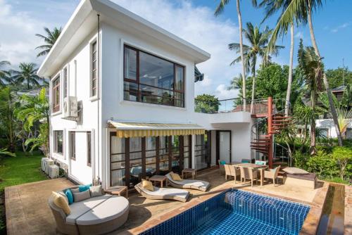 湄南海滩Lotus Samui Luxury Beach Villas的一座带游泳池和房子的别墅