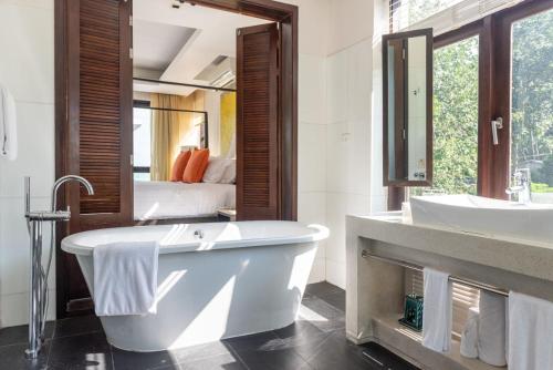 湄南海滩Lotus Samui Luxury Beach Villas的带浴缸、水槽和床的浴室