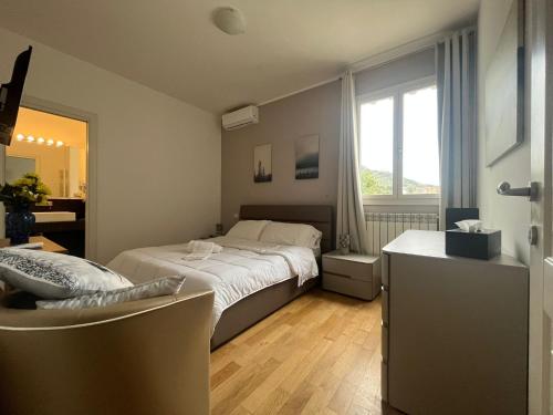 切法卢Horizon Suites的一间卧室设有一张大床和一个窗户。