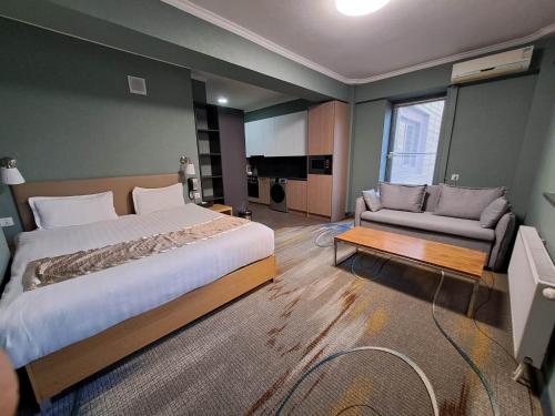 乌兰巴托卡帕瑞特酒店的一间卧室配有一张大床和一张沙发