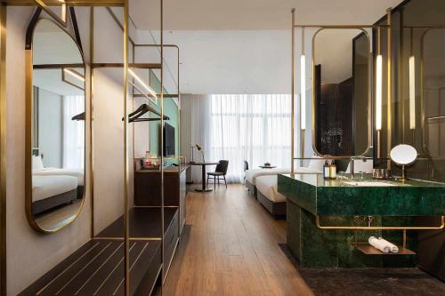 台州台州远洲逸廷酒店的酒店客房设有带水槽和镜子的浴室