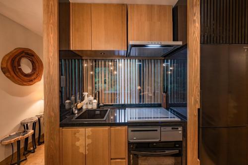 名户Treeful Treehouse Sustainable Resort的厨房配有炉灶和冰箱。