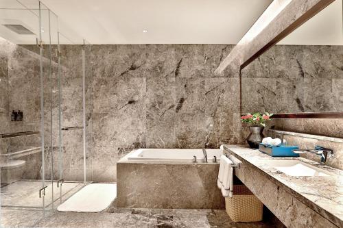 义乌义乌银都雅悦酒店的带浴缸、水槽和淋浴的浴室